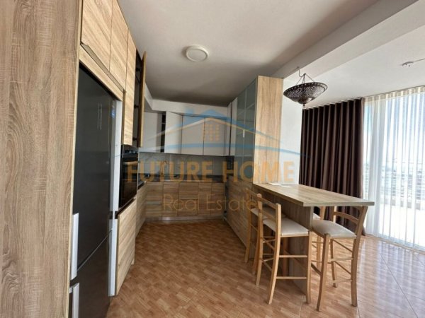 Shitet, Penthouse 4+1+2+Post Parkimi, Liqeni Thatë, Tiranë.