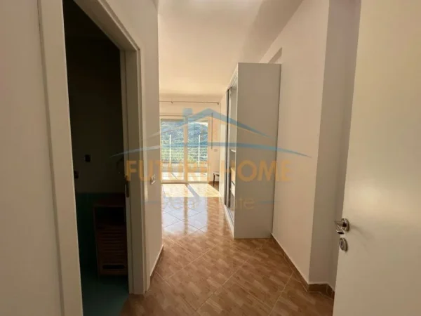 Shitet, Penthouse 4+1+2+Post Parkimi, Liqeni Thatë, Tiranë.