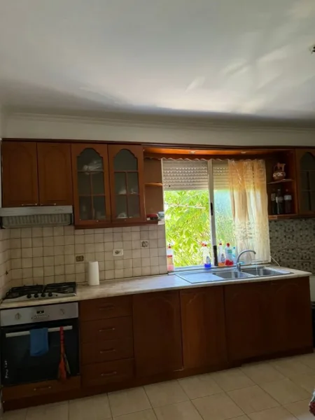 Jepet me qera Apartamenti 2+1 350 mije leke, rruga Kongresi i Manastirit prane ASL.