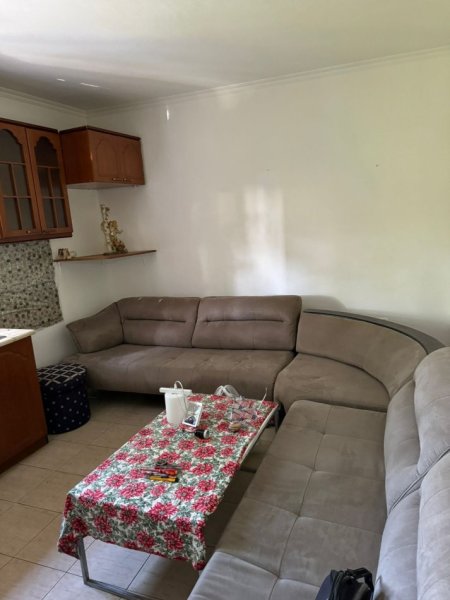 Jepet me qera Apartamenti 2+1 350 mije leke, rruga Kongresi i Manastirit prane ASL.