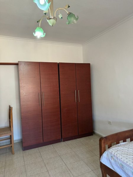 Jepet me qera Apartamenti 2+1 350 mije leke, rruga Kongresi i Manastirit prane ASL.