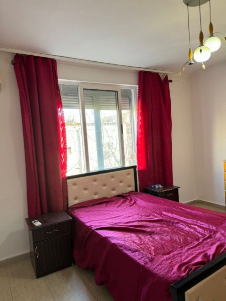 Jepet me qera Apartamenti 2+1 350 mije leke, rruga Kongresi i Manastirit prane ASL.