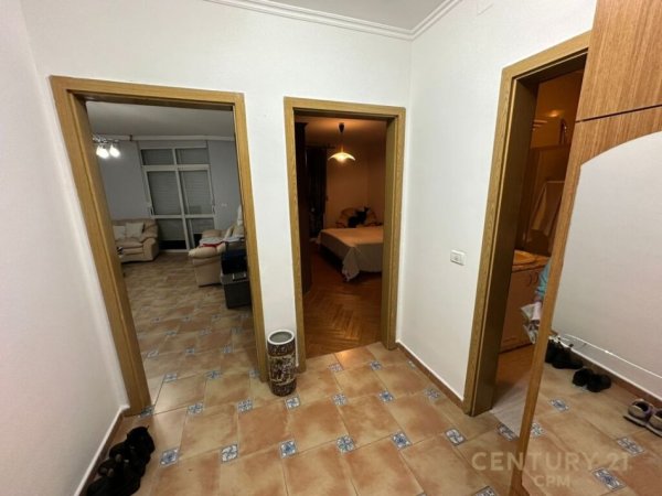 Jepet me qira apartament 1+1 tek ish Ekspozita.