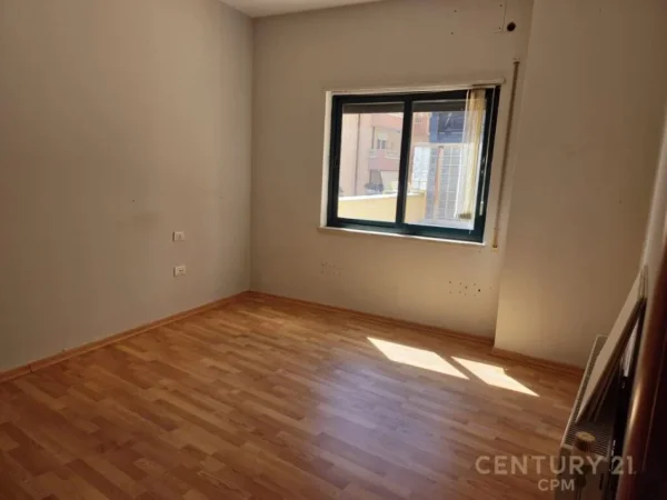 Tek Qendra Galeria japim me qira Zyre 3+1+2