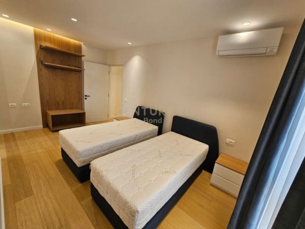 Apartament 2+1+2 me 2 Poste Parkimi per Qera te Shkolla e Kuqe