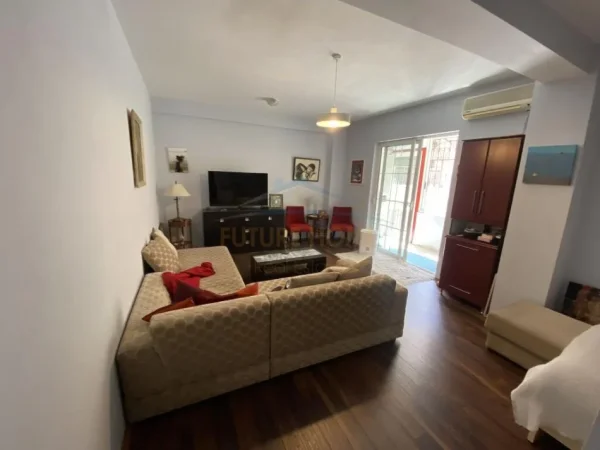 Shitet, Apartament 3+1, në Rrugën Kongresi Manastirit, Tiranë.