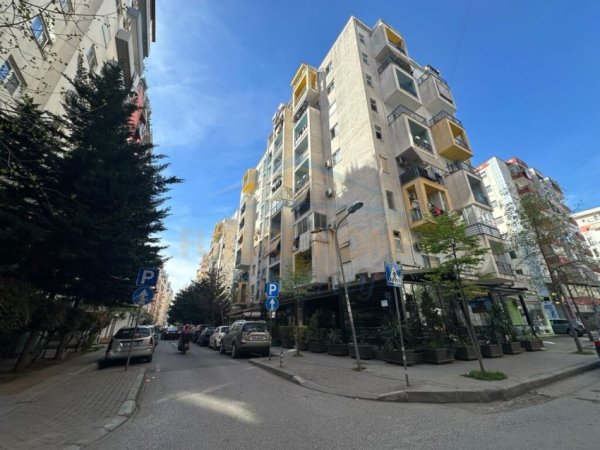 Shitet, Dyqan, Yzberisht, Tiranë *Nderrim me makine ose Gomone* 175000€