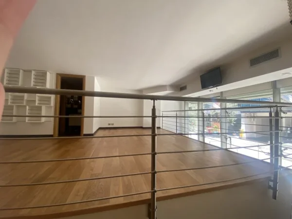 Tirane, Dyqan me qira ne zemer te Bllokut