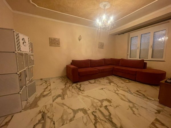 Shitet apartament 1+1 ne qender te Korces