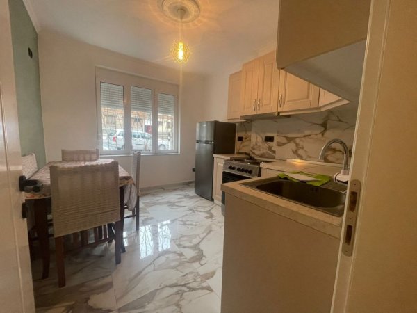 Shitet apartament 1+1 ne qender te Korces