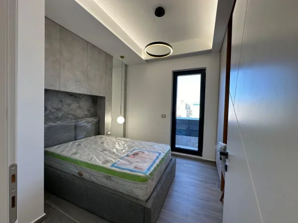 Jepet me qera Apartament 2+1+2 tek Shkolla e Kuqe