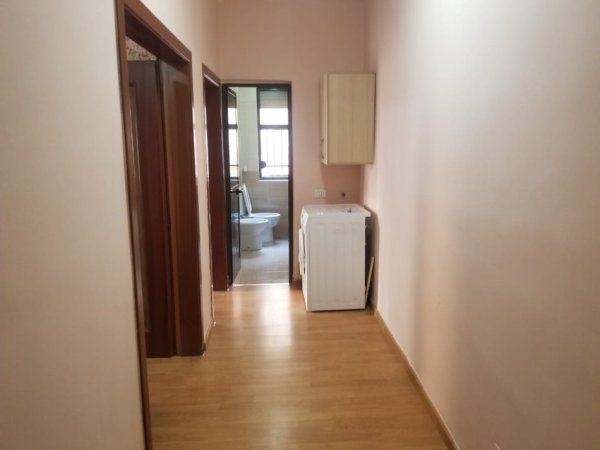 Jepet me qera Apartamenti 1+1 450€ , rruga e Durresit prane shkolles Qemal Stafa+Vendparkim i perfshire ne cmim.