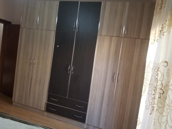 Jepet me qera Apartamenti 1+1 450€ , rruga e Durresit prane shkolles Qemal Stafa+Vendparkim i perfshire ne cmim.