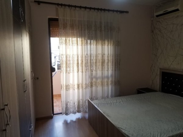 Jepet me qera Apartamenti 1+1 450€ , rruga e Durresit prane shkolles Qemal Stafa+Vendparkim i perfshire ne cmim.