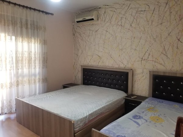 Jepet me qera Apartamenti 1+1 450€ , rruga e Durresit prane shkolles Qemal Stafa.