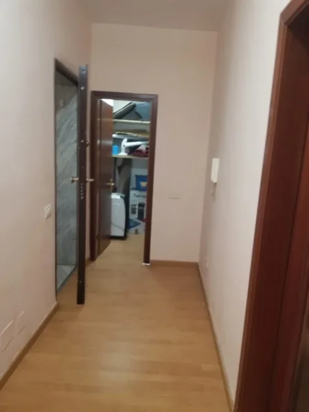 Jepet me qera Apartamenti 1+1 450€ , rruga e Durresit prane shkolles Qemal Stafa.