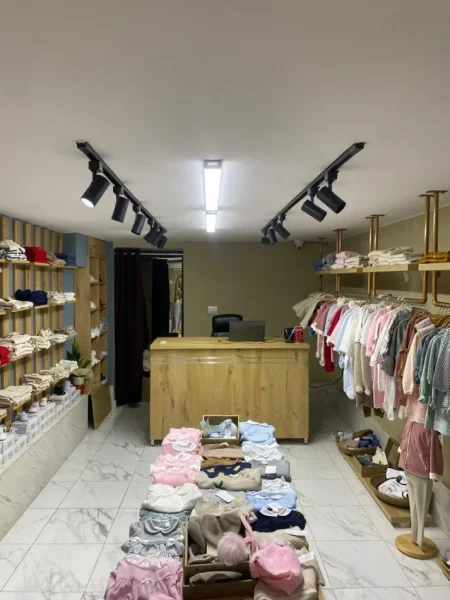 Dyqan 32m2 ne buze te rruges brigada 8 perballe grandkafe de pari