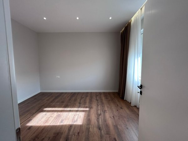 Shitet Apartament 3+1+2 tek Liqeni i Thate