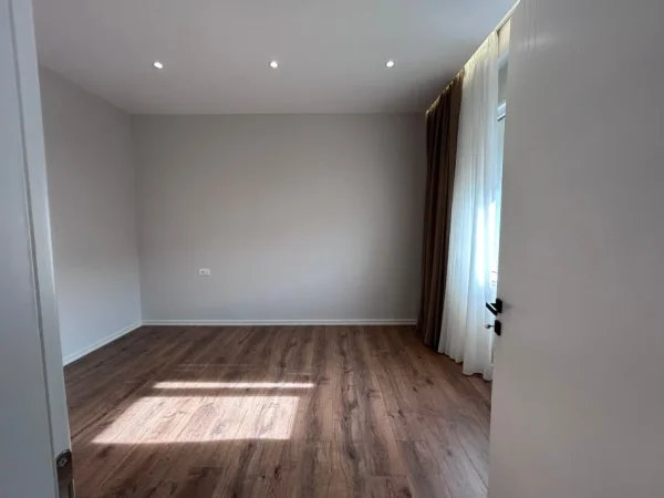 Shitet Apartament 3+1+2 tek Liqeni i Thate