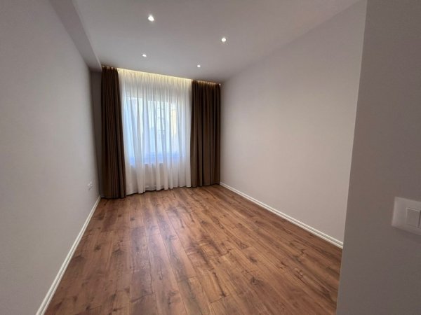 Shitet Apartament 3+1+2 tek Liqeni i Thate