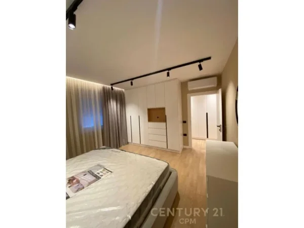 Apartment me qira 2+1+post parkimi te rr. Kosovarëve 800 €/muaj