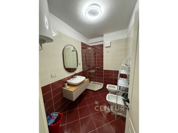 Jepet me Qira Apartament modern 2+1+2 tualete ne Komunen e Parisit, prane Qendres Kristal!