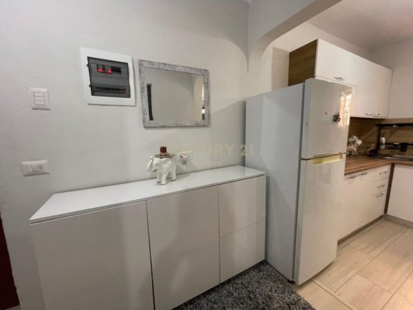 APARTAMENT 2+1 ME QIRA PRANE PROKURORISE,TIRANE! ,450euro