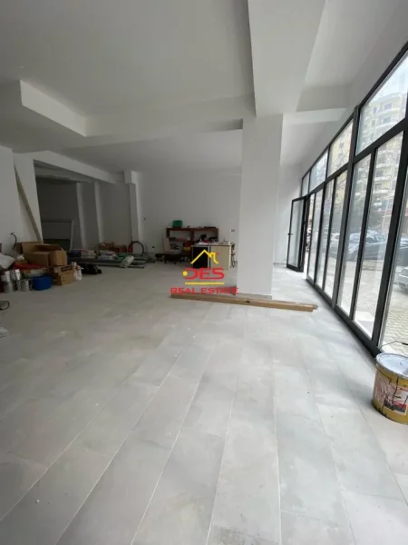 AMBJENT BIZNESI NË SHITJE PRANË KOMBINATIT TË PESHKUT SKEL,VLORË.