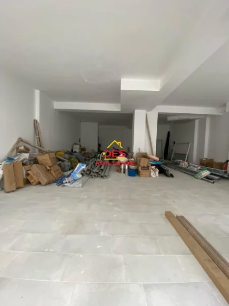 AMBJENT BIZNESI NË SHITJE PRANË KOMBINATIT TË PESHKUT SKEL,VLORË.