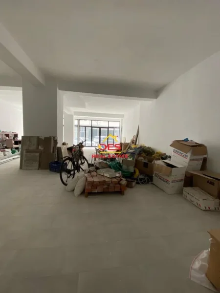 AMBJENT BIZNESI NË SHITJE PRANË KOMBINATIT TË PESHKUT SKEL,VLORË.