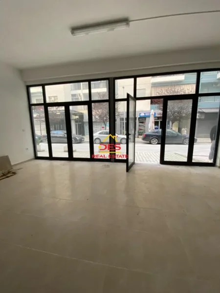 AMBJENT BIZNESI NË SHITJE PRANË KOMBINATIT TË PESHKUT SKEL,VLORË.