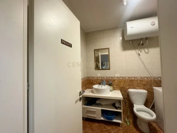 AMBJENT PER ZYRE, KLINIKE PRANË SHESHIT SKËNDËRBEJ  !