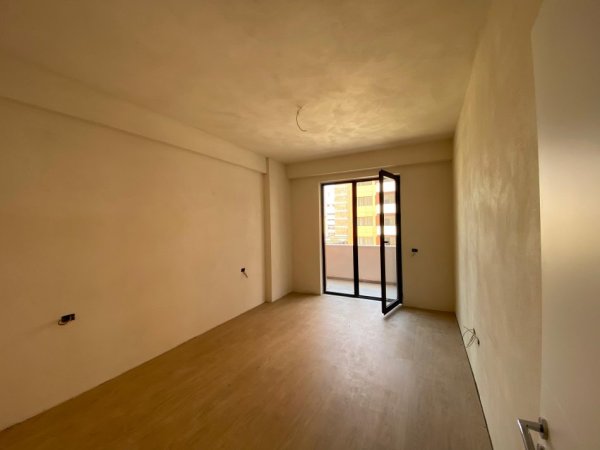 Shitet apartament 1+1