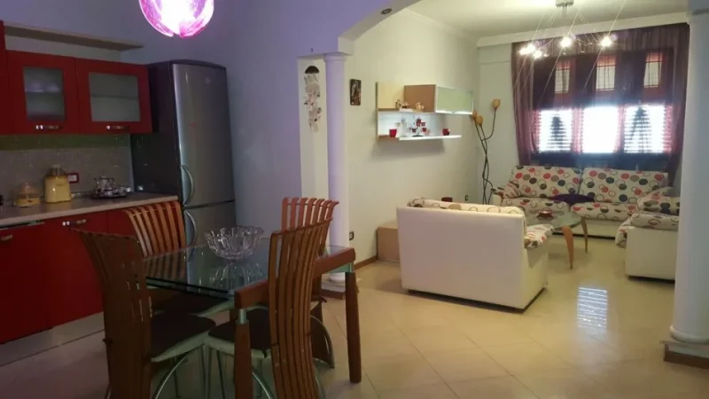 Jepet me qera Apartamenti 2+1 , 600 euro ne zonen e 21 Dhjetorit , Rr.Sulejman Pitarka