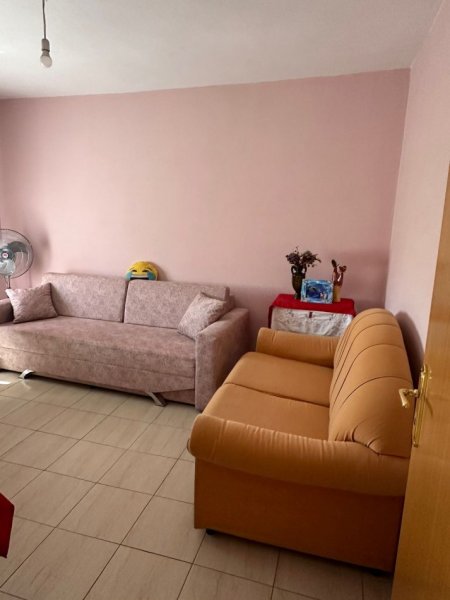 Jepet me qera Apartament 1+1 .300 euro , rruga Kongresi Manastirit , te spitali i femijeve