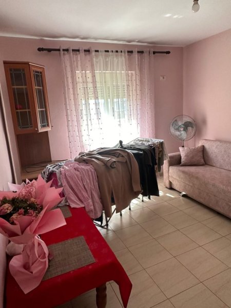 Jepet me qera Apartament 1+1 .300 euro , rruga Kongresi Manastirit , te spitali i femijeve