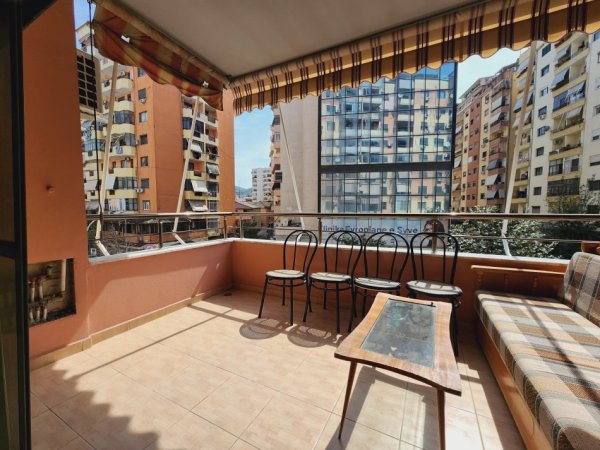 Komuna e Parisit, apartament 3+1 me qira!