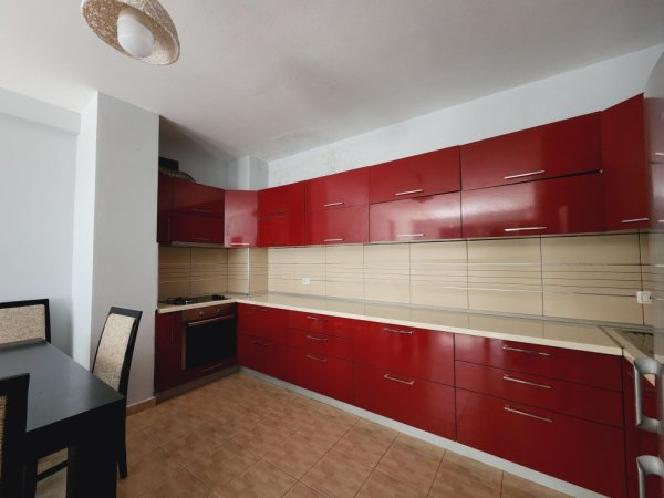 Komuna e Parisit, apartament 3+1 me qira!