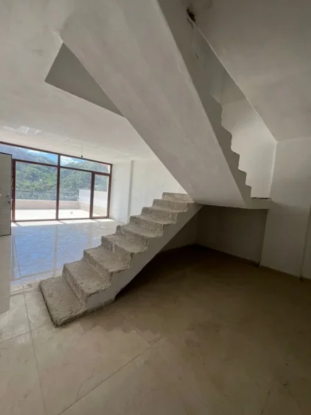 Shitet Dupleks me pamje fantastike  te Kopshti Botanik 234 m2