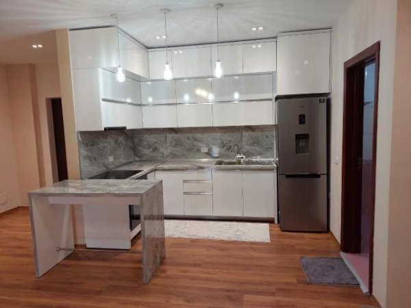 Tirane, jepet me qera apartament 1+1+BLK Kati 3, 75 m² 300 Euro (shkoze)