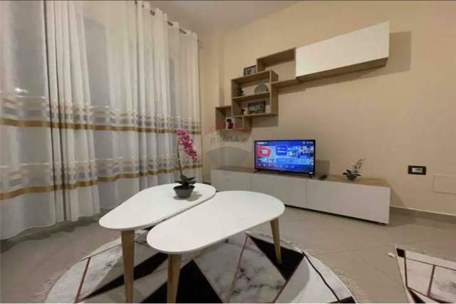 Tirane, jepet me qera apartament 1+1 Kati 3, 67 m² 350 Euro (Porcelan)