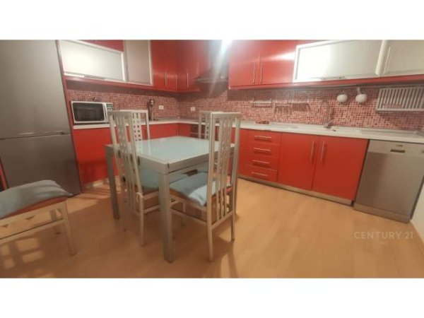 Tirane, jepet me qera apartament 2+1 Kati 4, 650 Euro (stadiumi dinamo)