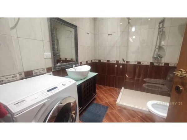 Tirane, jepet me qera apartament 2+1 Kati 4, 650 Euro (stadiumi dinamo)