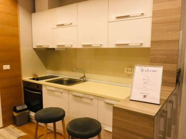 Tirane, jepet me qera apartament 1+1 Kati 5 me ashensor, 450 Euro (Sami Frasheri prane shkolles Edith Durham)