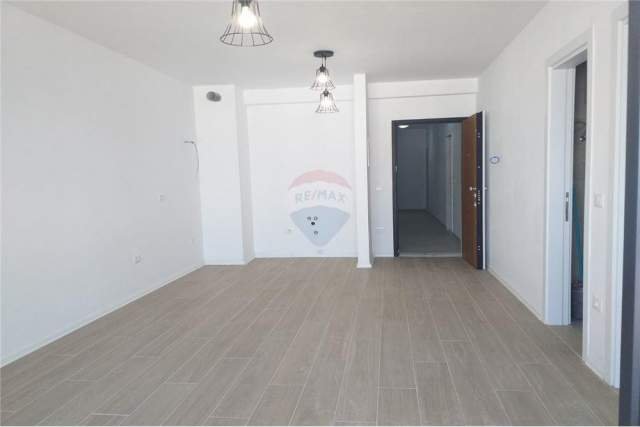 Tirane, jepet me qera apartament 1+1 Kati 3, 62 m² 350 Euro (Brryl)