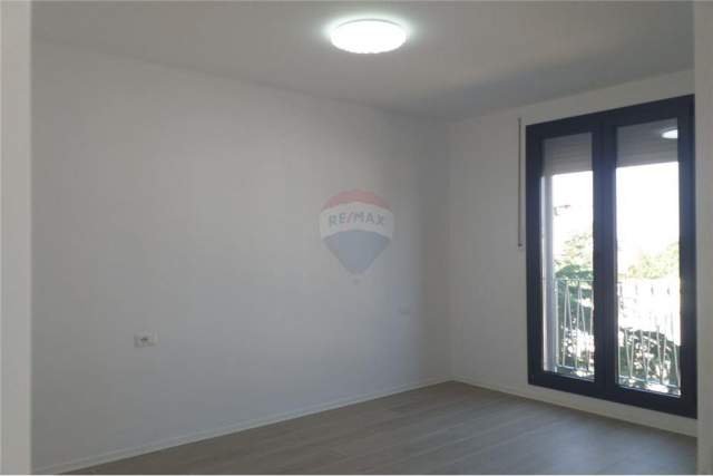 Tirane, jepet me qera apartament 1+1 Kati 3, 62 m² 350 Euro (Brryl)