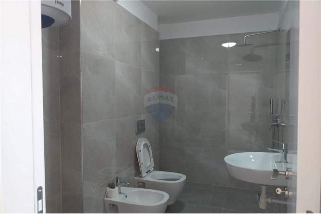 Tirane, jepet me qera apartament 1+1 Kati 3, 62 m² 350 Euro (Brryl)