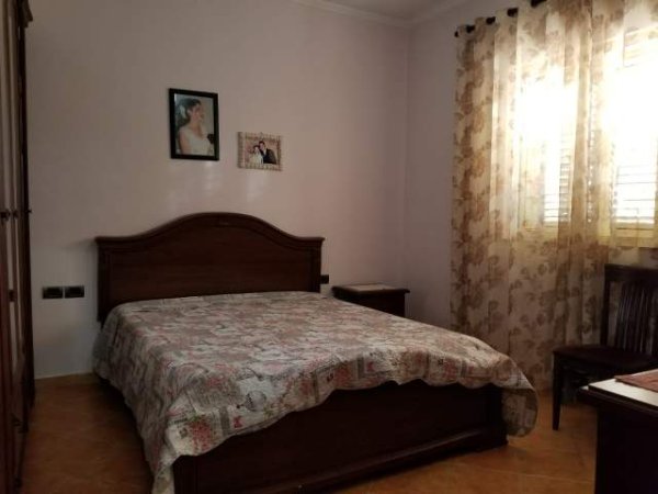 Elbasan, jepet me qera shtepi 170 m² 35.000 Leke