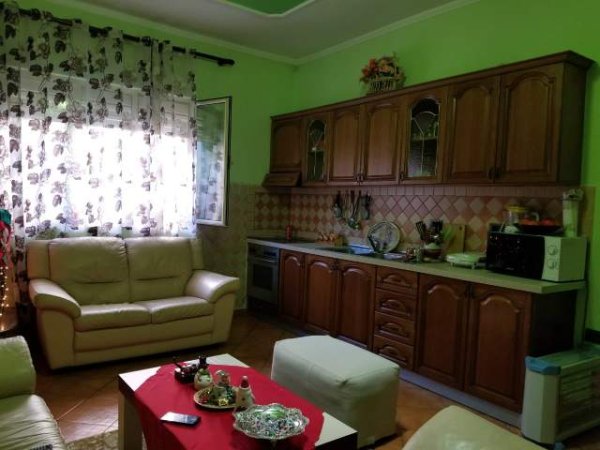 Elbasan, jepet me qera shtepi 170 m² 35.000 Leke