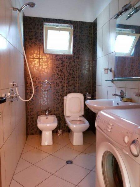 Elbasan, jepet me qera shtepi 70 m² 20.000 Leke